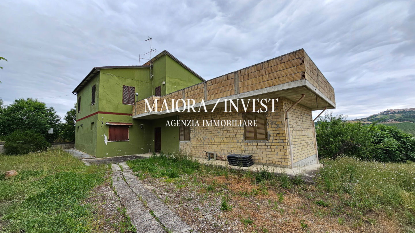 casa indipendente in vendita a Carassai