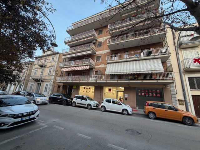 locale di sgombero in vendita a San Benedetto del Tronto