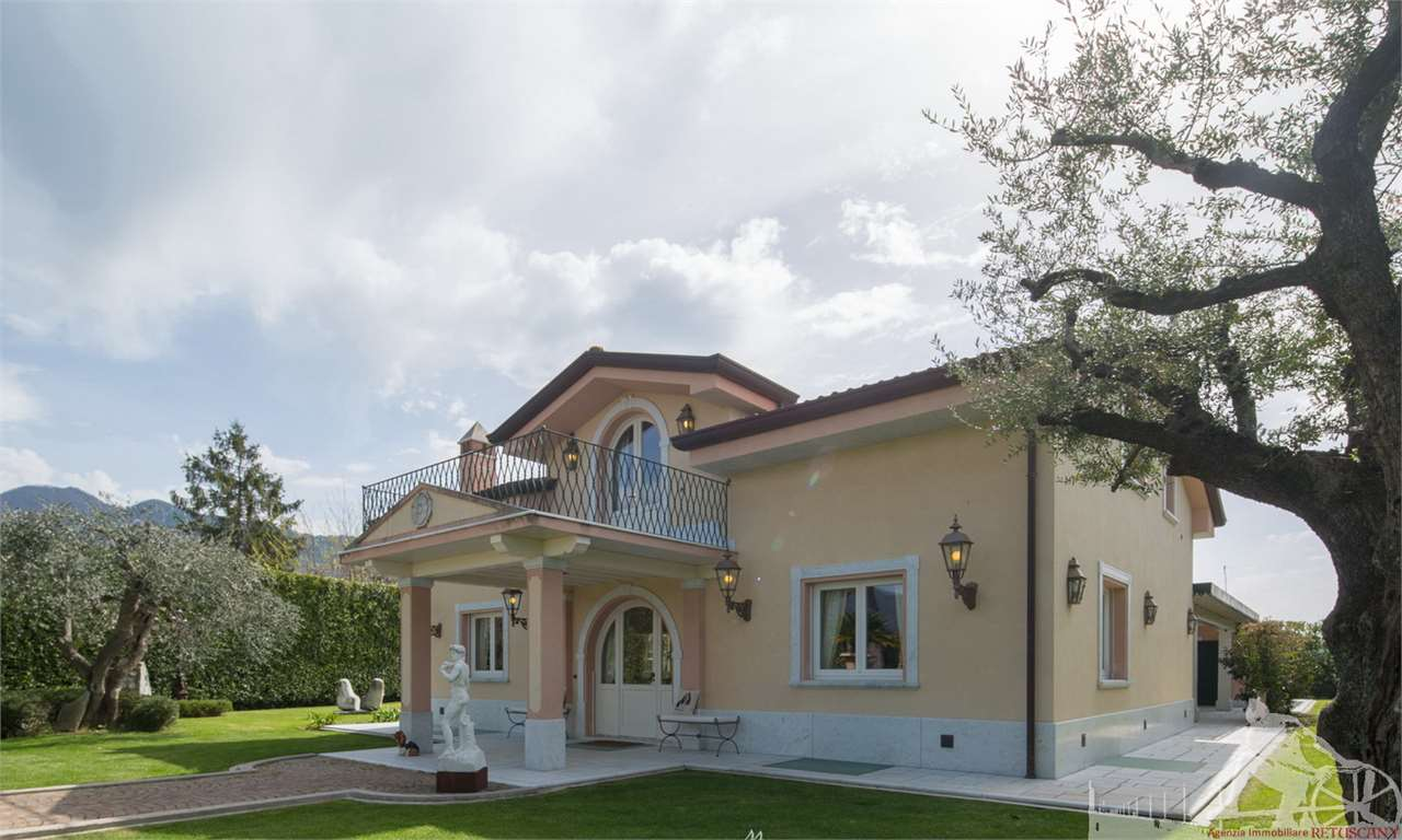 casa indipendente in vendita a Pietrasanta in zona Crociale