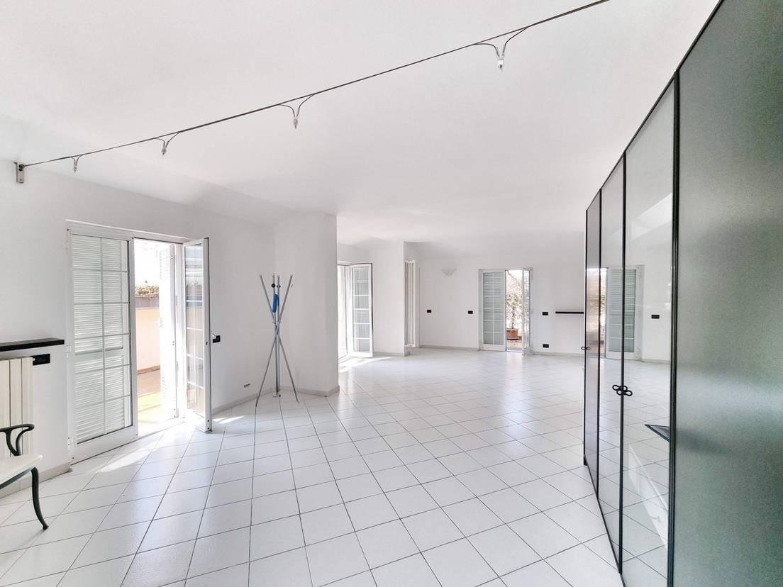 appartamento in vendita a Carrara in zona Marina di Carrara