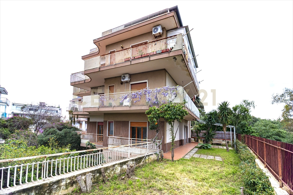 appartamento in vendita ad Aci Castello