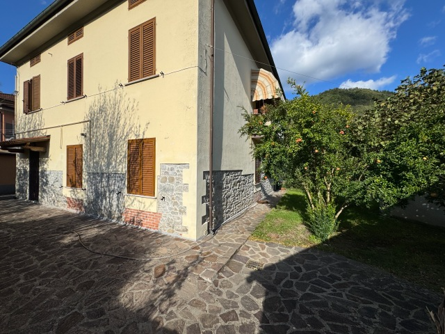 casa indipendente in vendita a Vernio in zona Mercatale Vernio