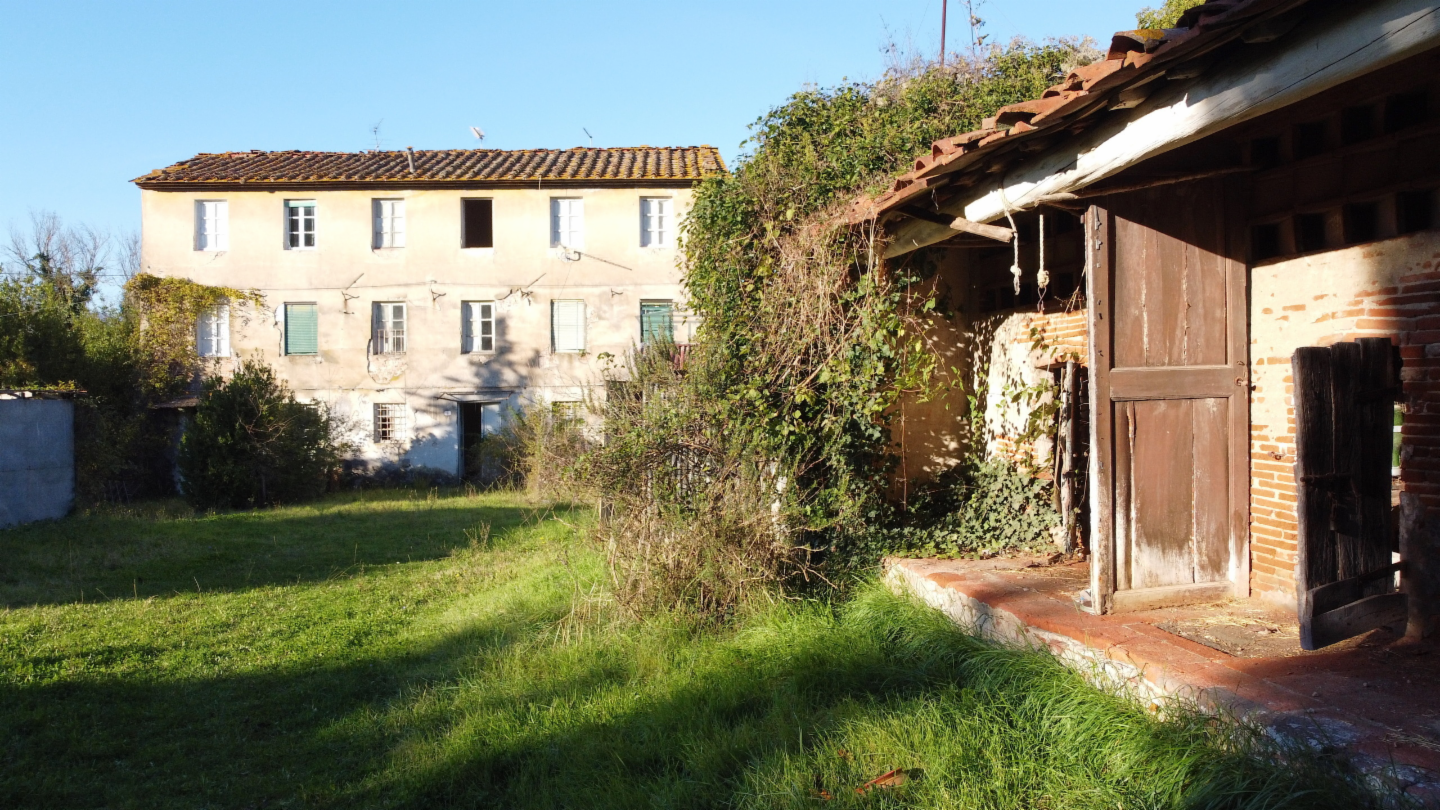 casa indipendente in vendita a Lucca in zona Centro Città