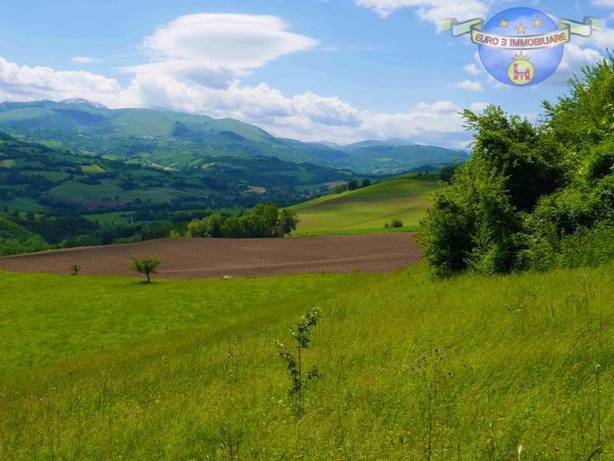 casa indipendente in vendita a Camerino in zona Strada