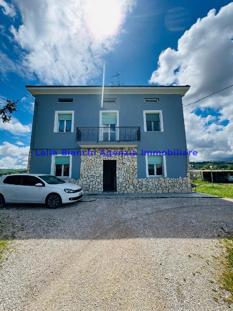 casa indipendente in vendita a Vallefoglia in zona Montecchio