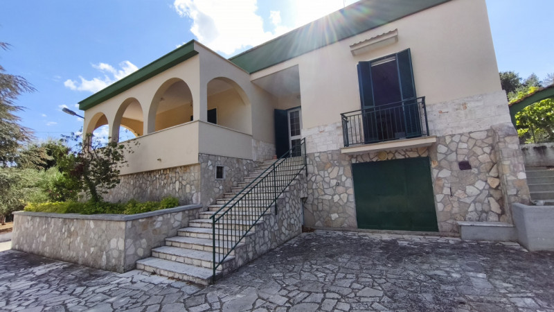 casa indipendente in vendita a Fasano in zona Laureto